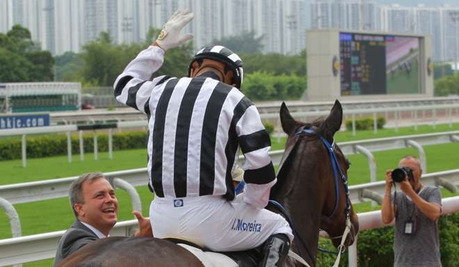 INVISIBLECaspar Fownes congratulates Joao Moreira after winning on Invisible
